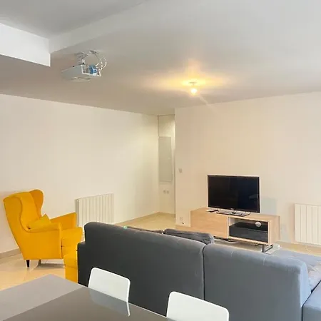 Apartment Ecu : Superbe Avec Exterieur Reims