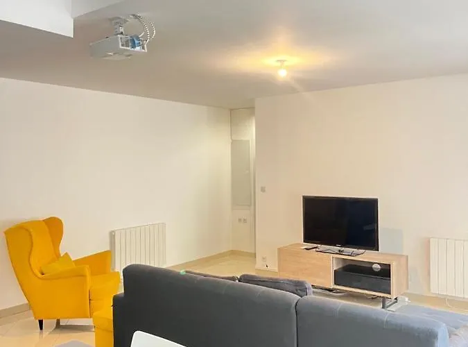 Apartment Ecu : Superbe Avec Exterieur Reims